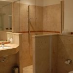 Holter Schloßkrug: Ansicht Badezimmer, moderne Dusche